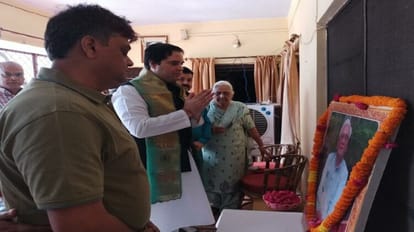 MP Varun Gandhi paid tribute to the late former MLA in Budaun