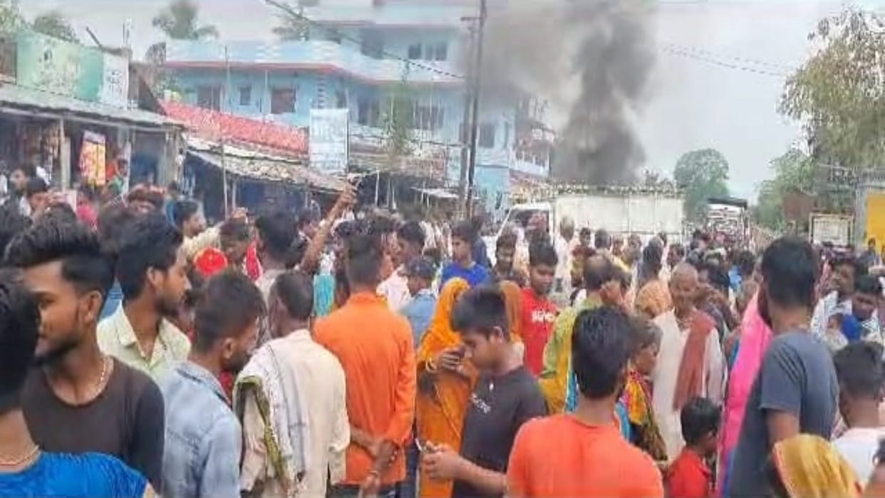 Arson on NH-327E after death of BJP Panchayat President who was injured in land dispute in Supaul; heavy jam