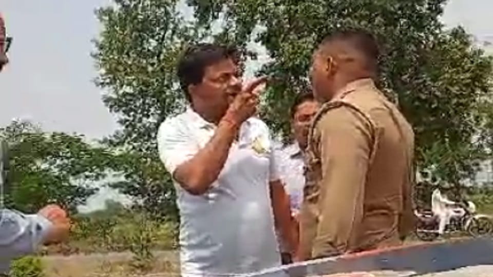 Lakhimpur Kheri BJP leader stopped police vehicle on the road abused constable