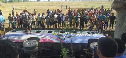 Chandauli: बच्ची को बचाने के चक्कर में पलटी यात्रियों से भरी बस, 12 से ज्यादा लोग घायल