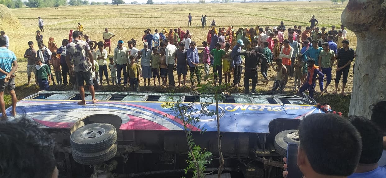 Chandauli: Bus full of passengers overturned while trying to save the girl child, more than 12 people injured