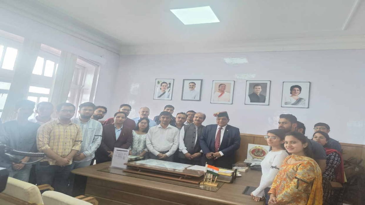 NPA matter: Sangh talks with Health Minister remained inconclusive, doctors put on duty wearing black badges