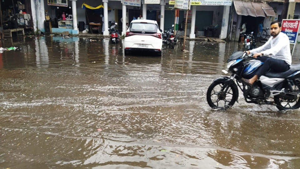 people got relief from heat due to heavy rain In Firozabad