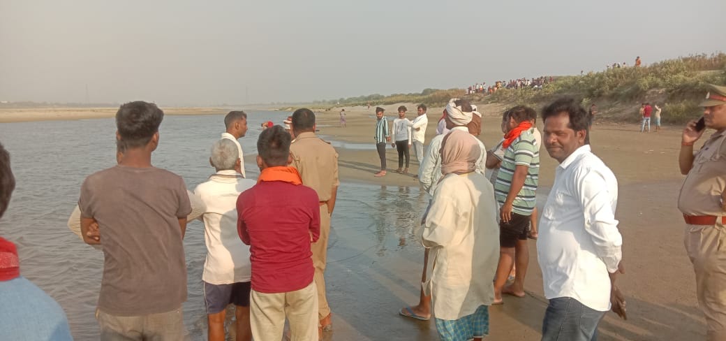 Varanasi: Three youths who went to bathe in the Ganges drowned, police on the spot, investigation continues
