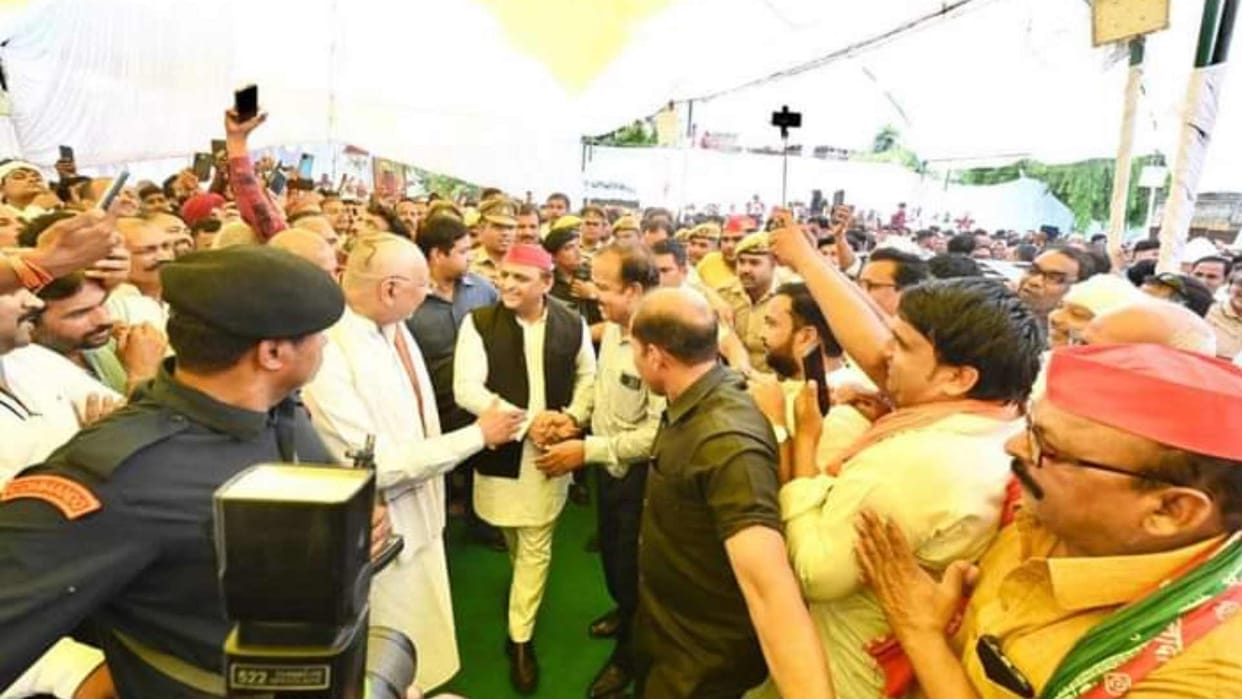 Akhilesh Yadav paid tribute to former minister Harishankar Tiwari and Ram Lakhan Paswan