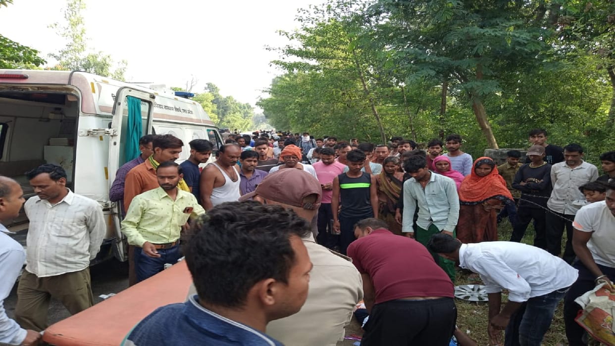Bike rider father and son died due to car collision, condition of wife and daughter critical