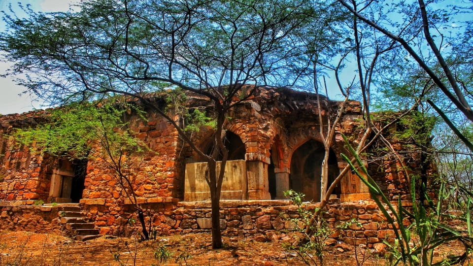 Tourists reaching Malcha Mahal to hear the story of ghosts