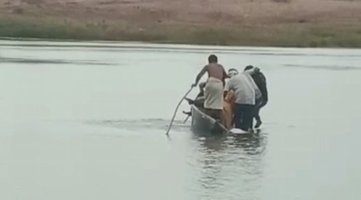 Dead body of teenager found after jumping into Kali river