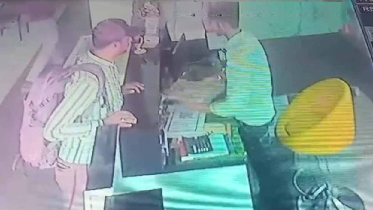 Vicious stole two lakh LED and bed sheet after booking eight hotel rooms
