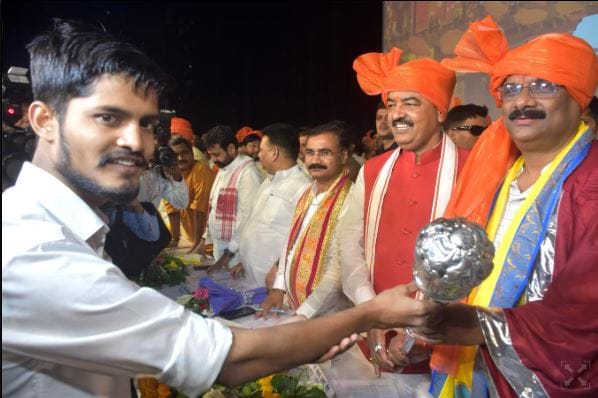 Nagar Nikay Oath Ceremony After the oath, the city commissioner gave silver mace to the mayor