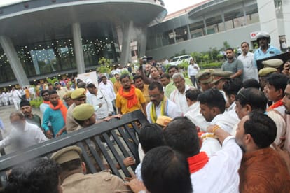 Varanasi: Mayor Ashok Tiwari arrived at Rudraksh Convention Center to take oath, police could not recognize hi