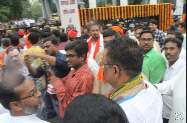 Varanasi: Mayor Ashok Tiwari arrived at Rudraksh Convention Center to take oath, police could not recognize hi