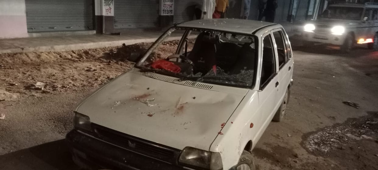 Varanasi: Brick and stone pelted over minor dispute, broken glasses of car, shops closed after stampede