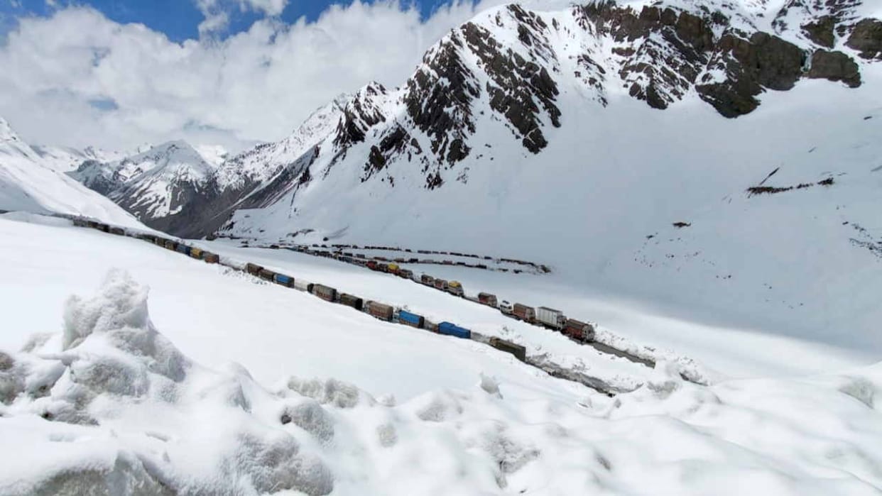 Himachal Weather: 250 people stranded at Baralacha on Manali-Leh road rescued safely due to snowfall