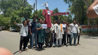 मेरठ में भाजपा कार्यकर्ताओं ने ओवैसी का पुतला फूंका।