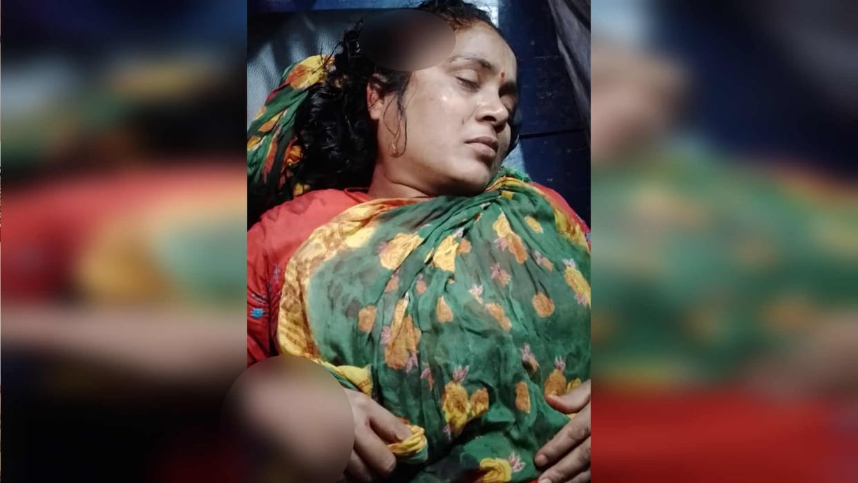 Looted jewelry by attacking beauty parlor operator with iron rod