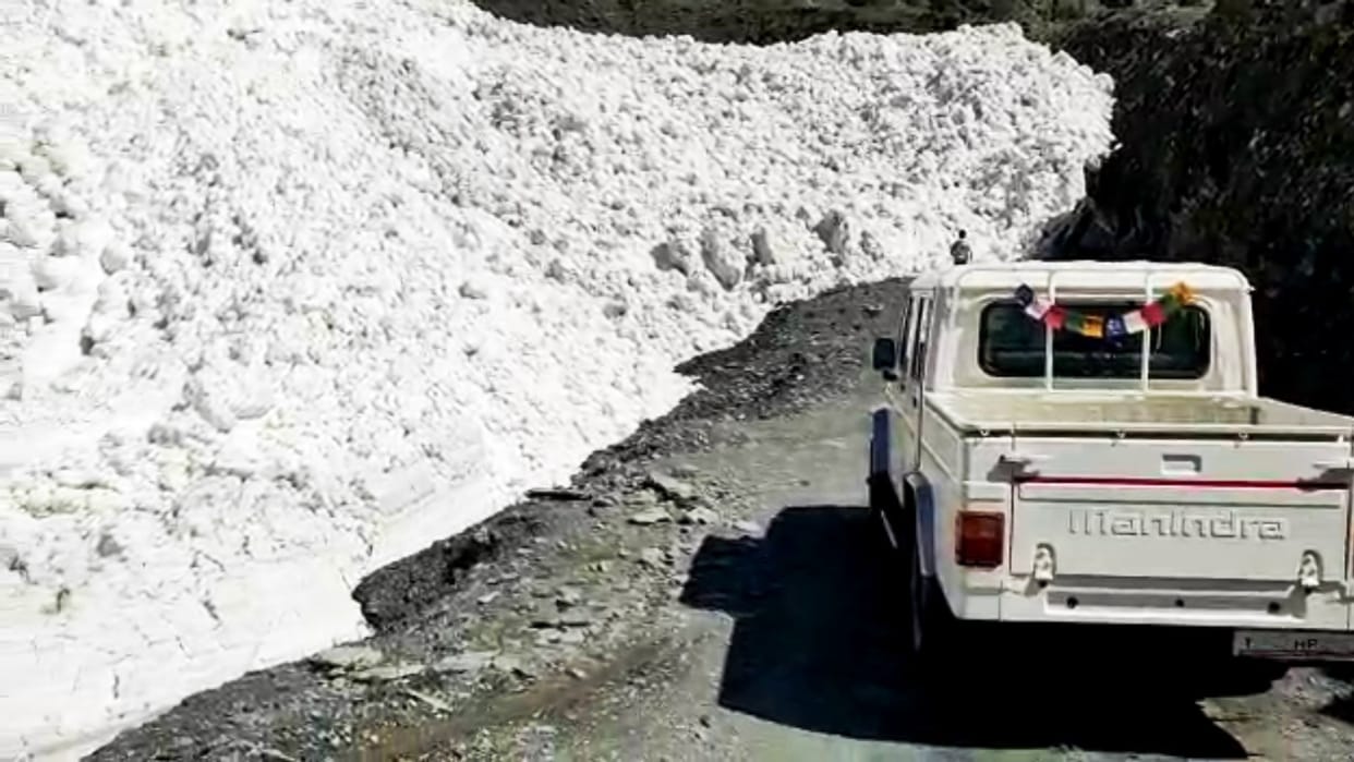 Manali-Leh and Darcha-Shinkula Road closed for traffic due to snowfall iceberg fell in Himachal pradesh