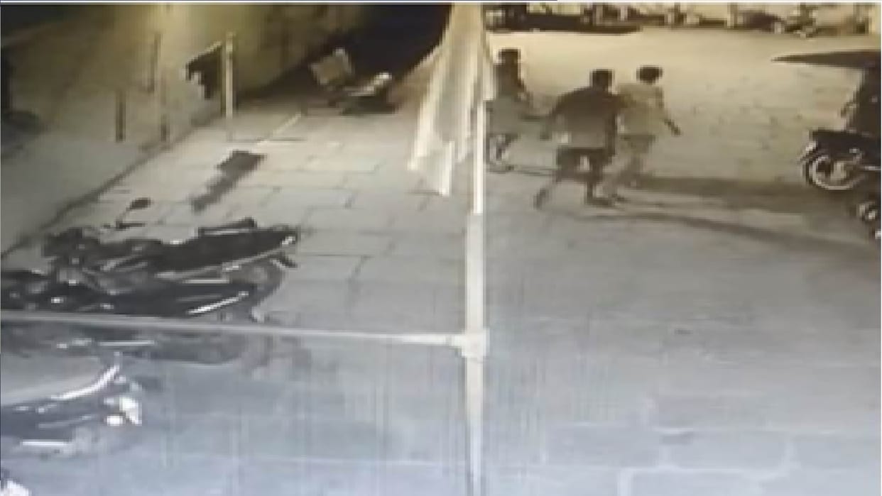 Agriculture University Raipur Contractor beaten up  student