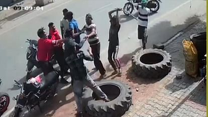 The miscreants surrounded and beat the bus conductor, looted 30 thousand cash and absconding