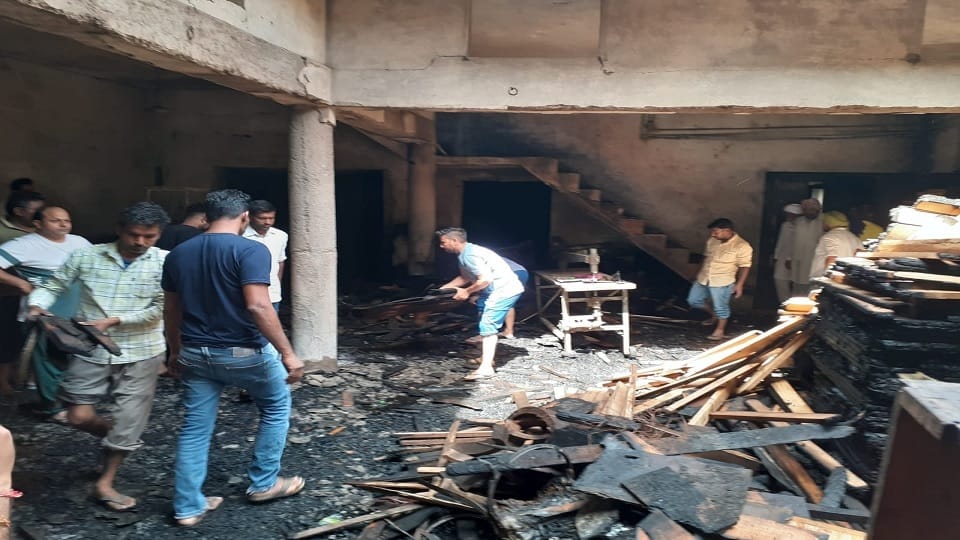 Fire broke out in godown of furniture showroom in Tohana of Fatehabad
