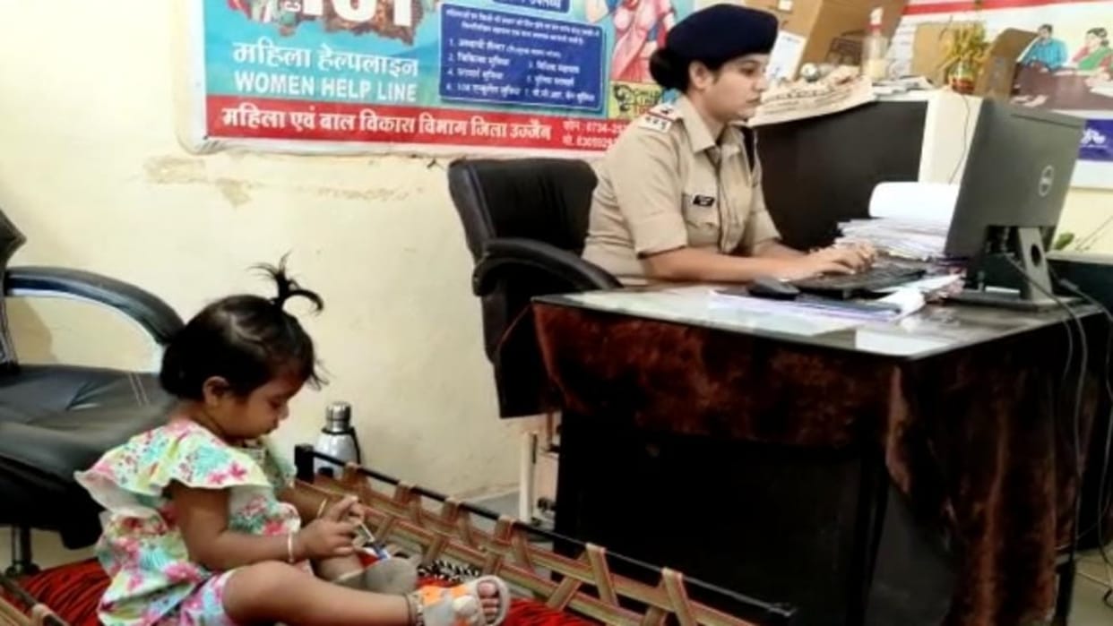 Ujjain News Ujjain SI Preeti Singh performs duty and mother duty simultaneously