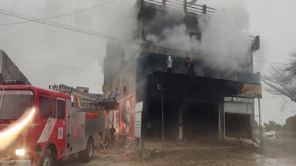 Workshop fire in Dadri due to short circuit, three vehicles and machines worth lakhs burnt