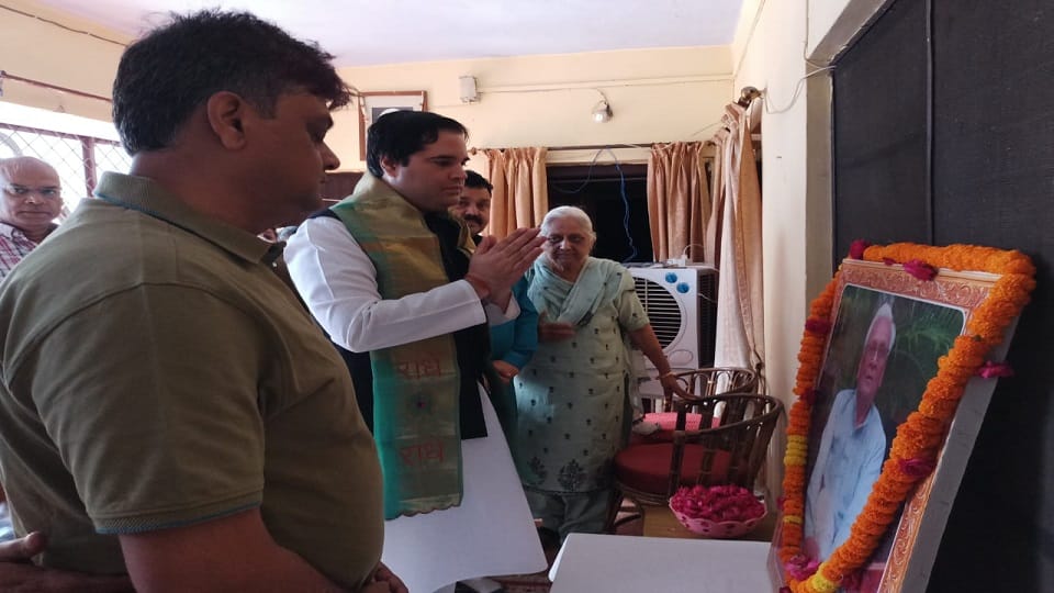 MP Varun Gandhi paid tribute to the late former MLA in Budaun