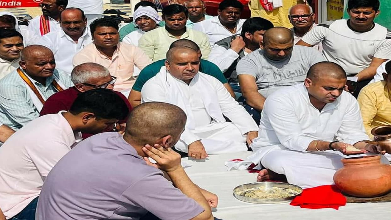 Former Chief Minister Akhilesh Yadav Tai ashes immersed in Sangam