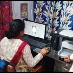 नौरंगाबाद स्कूल में फिंगर प्रिंट टेस्ट देती छात्रा।