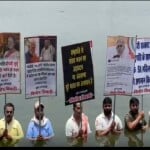 जल सत्याग्रह करते कांग्रेसी