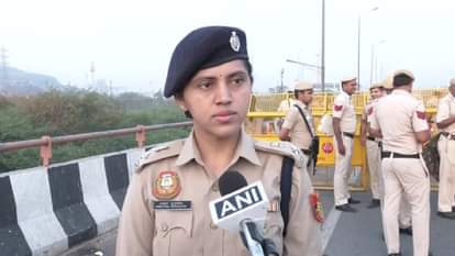 गाजीपुर बॉर्डर पर मौजूद दिल्ली पुलिस...