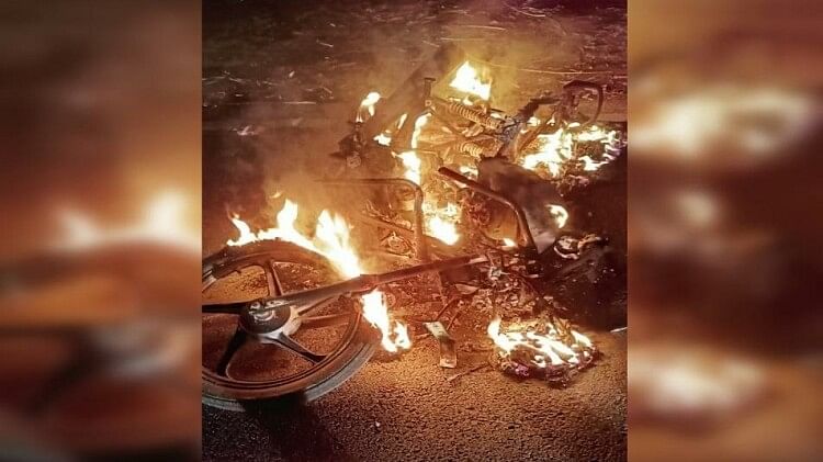 महाराजगंज में भीषण सड़क हादसा: बोलेरो की टक्कर से मासूम समेत दो की मौत, कुछ दूर तक घिसटती रही बाइक, लगी आग