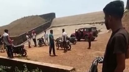 मोबाइल ढूंढने पर था 20 हजार का इनाम: गोताखोर बोला- साहब से पैसे दिलाओ; 21 लाख लीटर पानी की कराई थी बर्बादी food inspector who wasted 21 lakh liters water had put 20 thousand reward on finding mobile in kanker