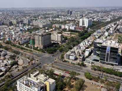 हरियाली के हत्यारे: इंदौर में ग्रीन बेल्ट खत्म करने में सरकारी विभाग पीछे नहीं, हाउसिंग बोर्ड ने तानी इमारतें The killers of greenery - the government department is not lagging behind in ending the green belt, the Housin
