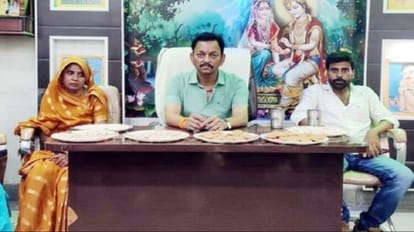 Shahjahanpur : अनुसूचित जाति की नगर पंचायत अध्यक्ष को किनारे कर समर्थक ने कब्जाई कुर्सी, फोटो वायरल supporter sit on chair by sidelining the Scheduled Caste Nagar Panchayat president in Shahjahanpur