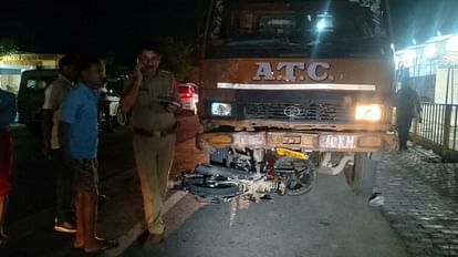 Mirzapur Accident: ओवरटेक करते समय डीसीएम से टकराकर बाइक सवार तीन की मौत, पुलिस जांच जारी Mirzapur Accident: Three bike riders died after colliding with DCM while overtaking, police investigation cont