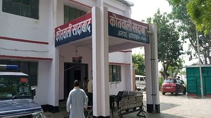 Hathras News: पति पर नशीले पदार्थ बेचने का पत्नी ने लगाया आरोप, घसीटते हुए घर से निकालने पर दी तहरीर Wife accuses husband of selling drugs
