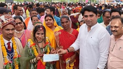 MP News: सीहोर में 70 जोड़ों ने ली संग जीने-मरने की कसम, सामूहिक विवाह बना जीरो वेस्ट इवेंट In Sehore, 70 couples vowed to live and die together, mass marriage became a zero waste event