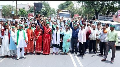 Aligarh News: दिल्ली कूच कर रहे किसानों को रोका, धरने पर बैठे, नारेबाजी, हंगामा Farmers marching to Delhi stopped, sat on dharna