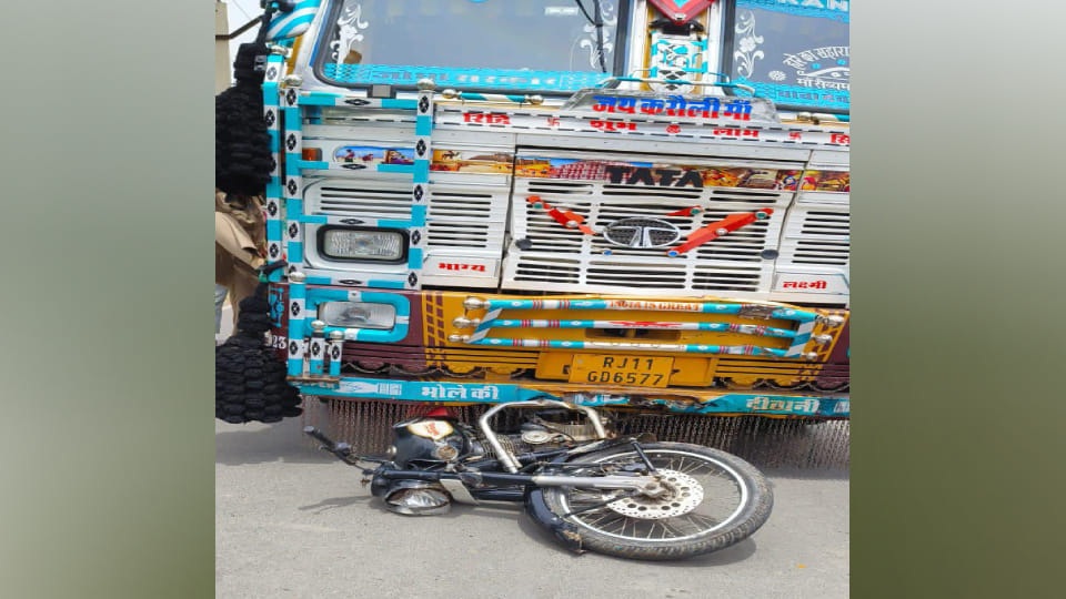 bike rider died due to collision with speeding truck in Agra