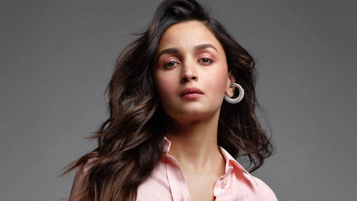 rocky aur rani kii prem kahaani star Alia Bhatt okay with being called clown as long as cheque comes on time