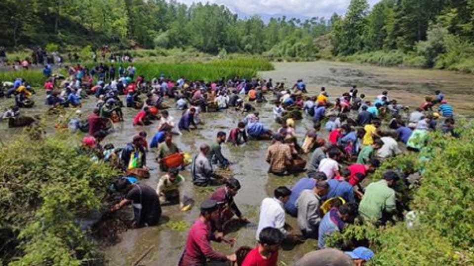 JK: Panjath festival celebrated in Qazigund, villagers gathered for fishing along with cleaning