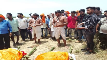 Death of four including couple and their son-daughter in a road accident, chaos, cremation done together