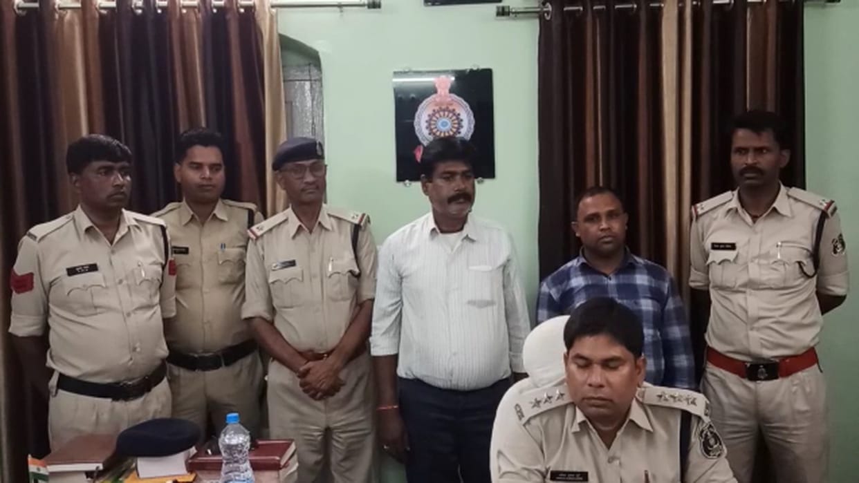 chhattisgarh police arrested two accused for cheating on the pretext of government job in mcb