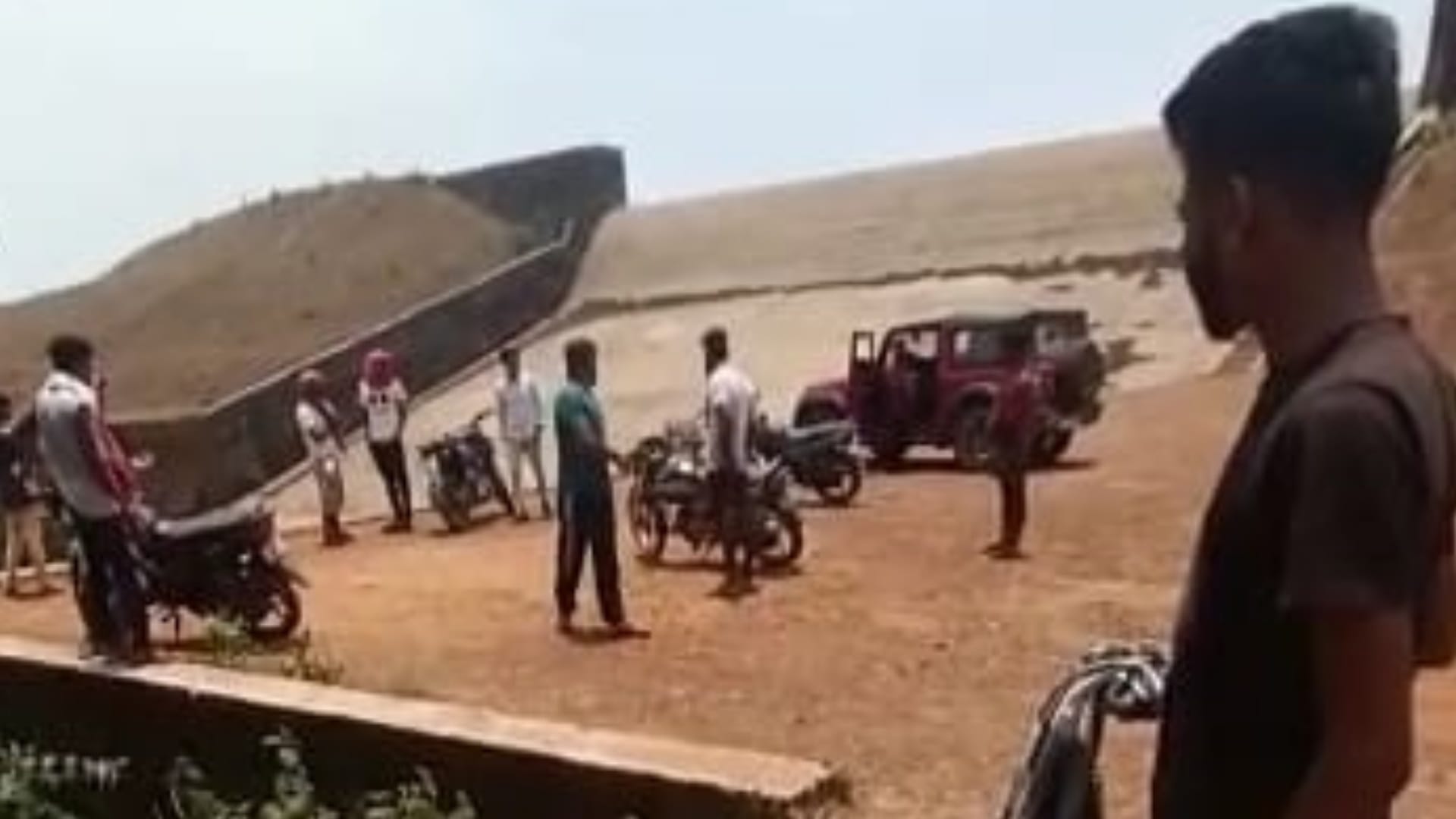 जलाशय से मोबाइल तलाश करने पर 20 हजार रुपये का इनाम रखा गया था।