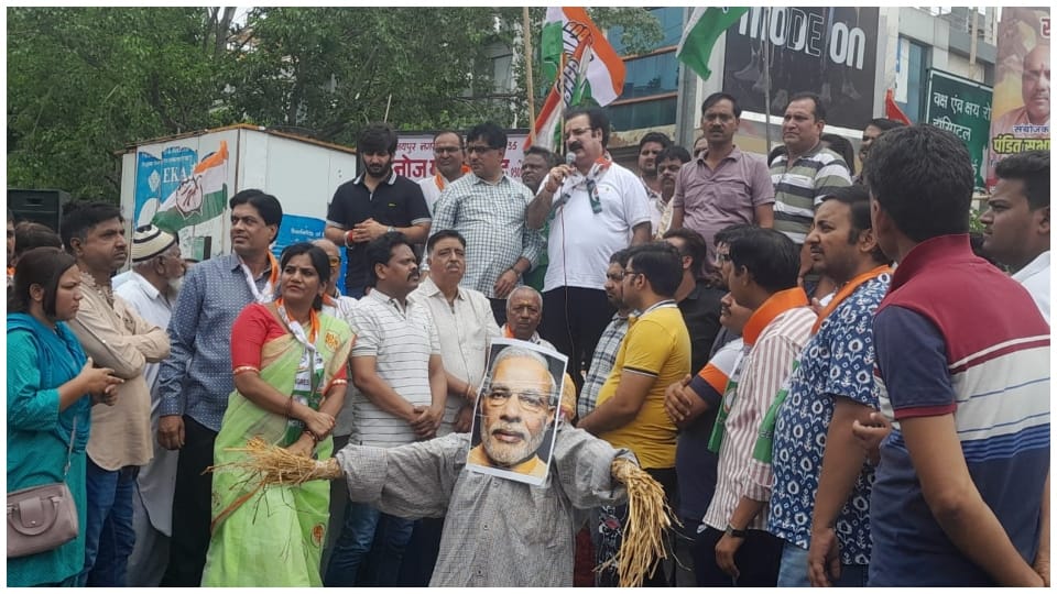 Congress burnt PM Modi effigy in Jaipur Minister Khachariawas termed the 9 years of the Center as misgovernanc
