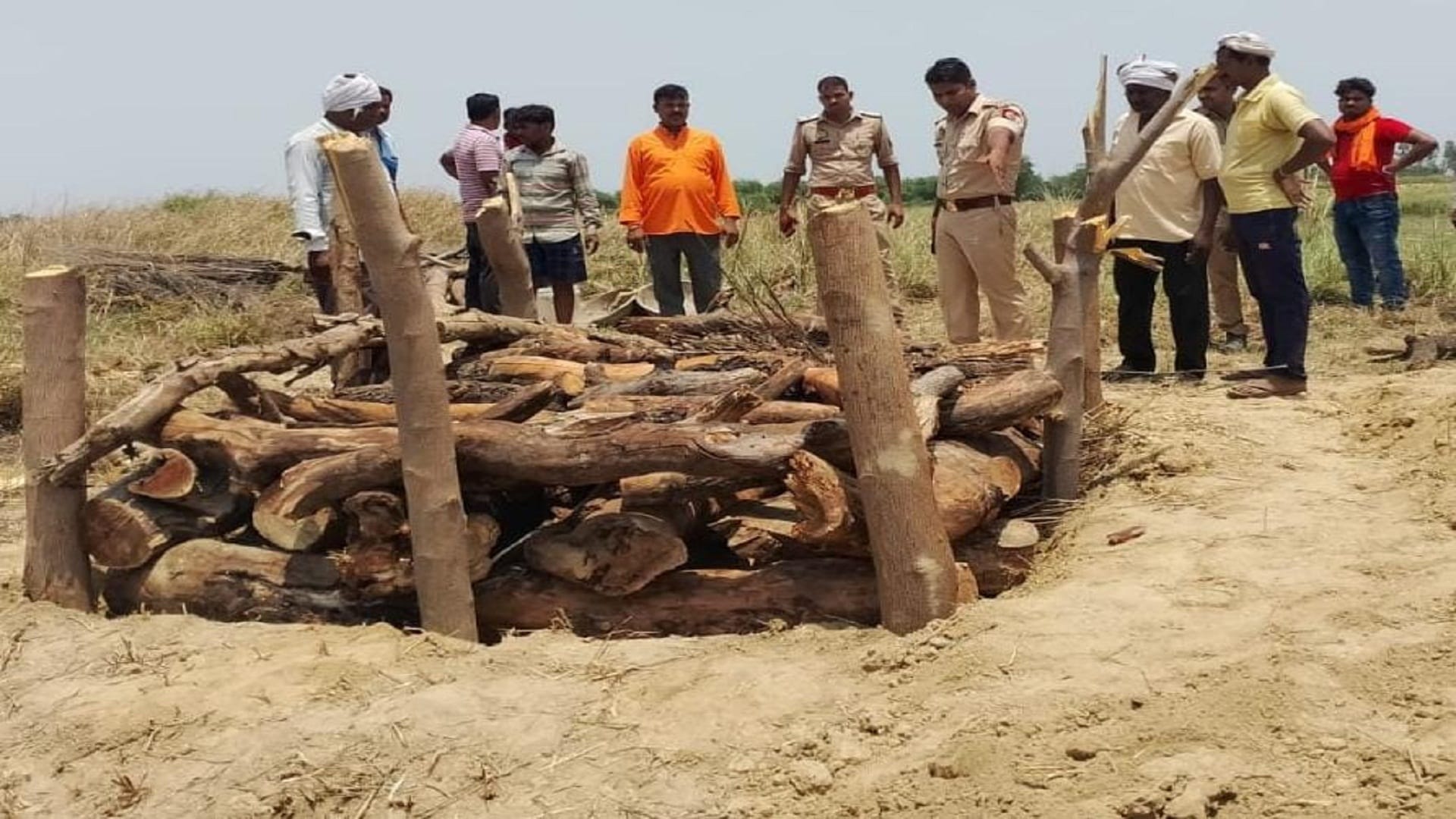 Pratapgarh Amidst the flood of screams and tears, the funeral pyre of the son and daughter along with the cou