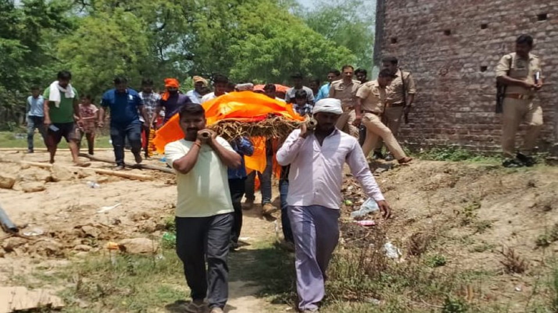Pratapgarh Amidst the flood of screams and tears, the funeral pyre of the son and daughter along with the cou