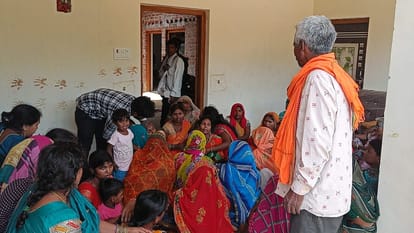 Death of four including couple and their son-daughter in a road accident, chaos, cremation done together