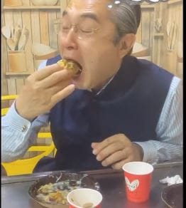 Varanasi: Japanese Ambassador tasted Golgappa in Varanasi, tweeted and wrote- 'Wah Banarasi Paan'